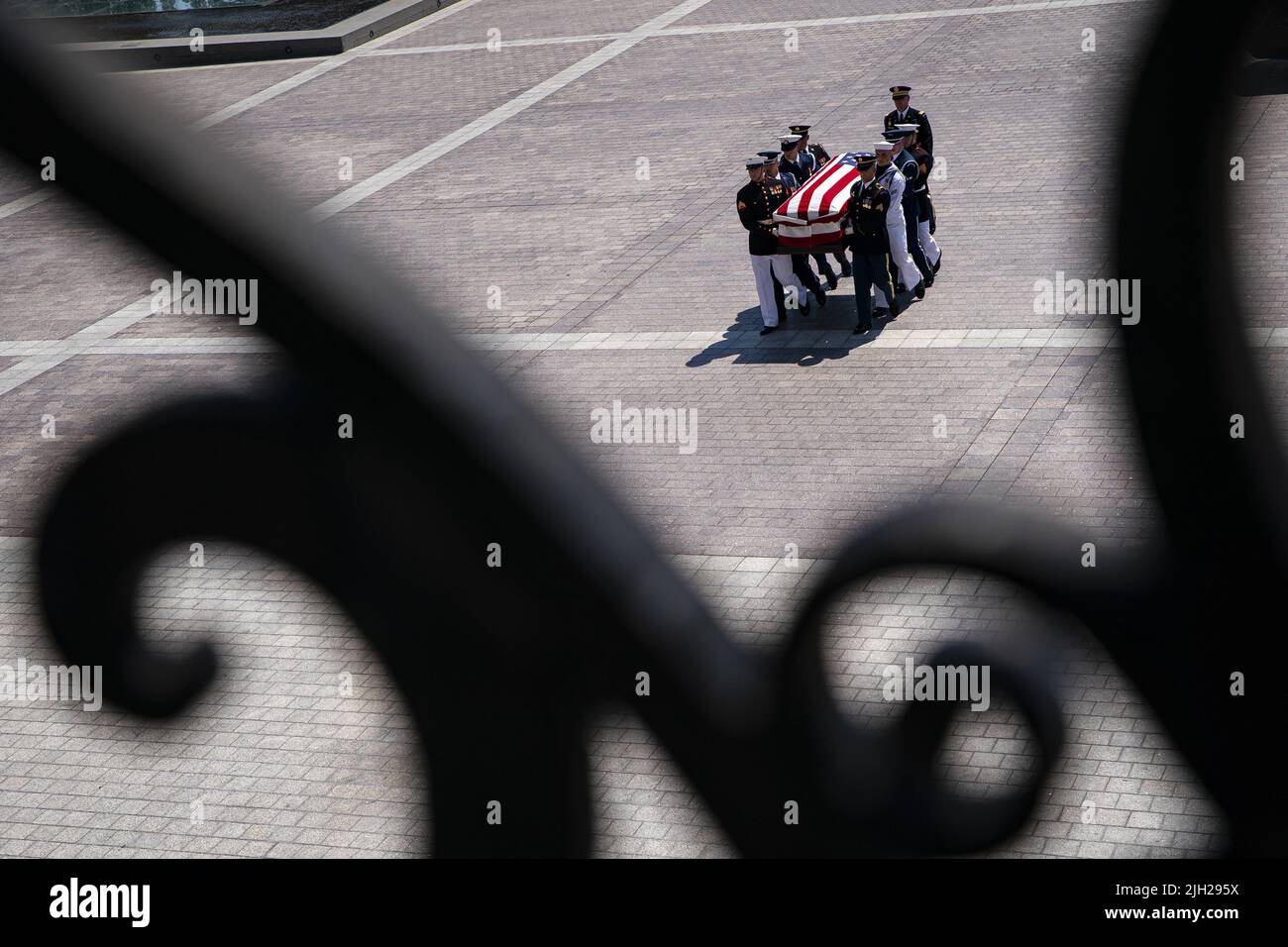 Washington DC, États-Unis. 14th juillet 2022. Les restes de Hershel Woodrow 'Woody' Williams sont transportés sur le front est du Capitole des États-Unis avant de mentir en honneur à Washington, DC jeudi, 14 juillet 2022. Williams, le dernier récipiendaire survivant de la Médaille d'honneur de la Seconde Guerre mondiale, a combattu à la bataille d'Iwo Jima. Photo de piscine par Al Drago/UPI crédit: UPI/Alay Live News Banque D'Images