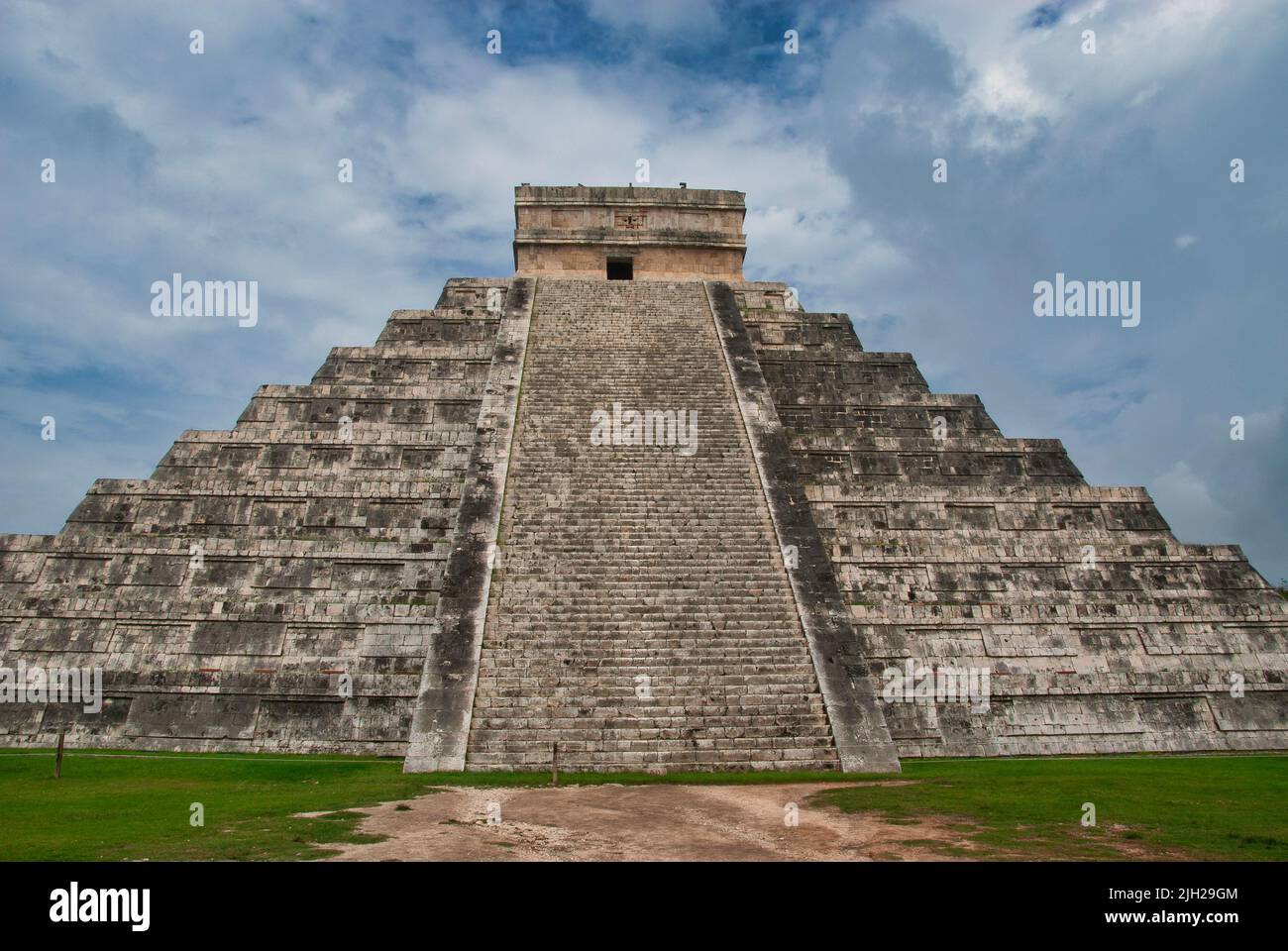 Façade du temple de Kukulkan (le château) à Chichen Itza Banque D'Images