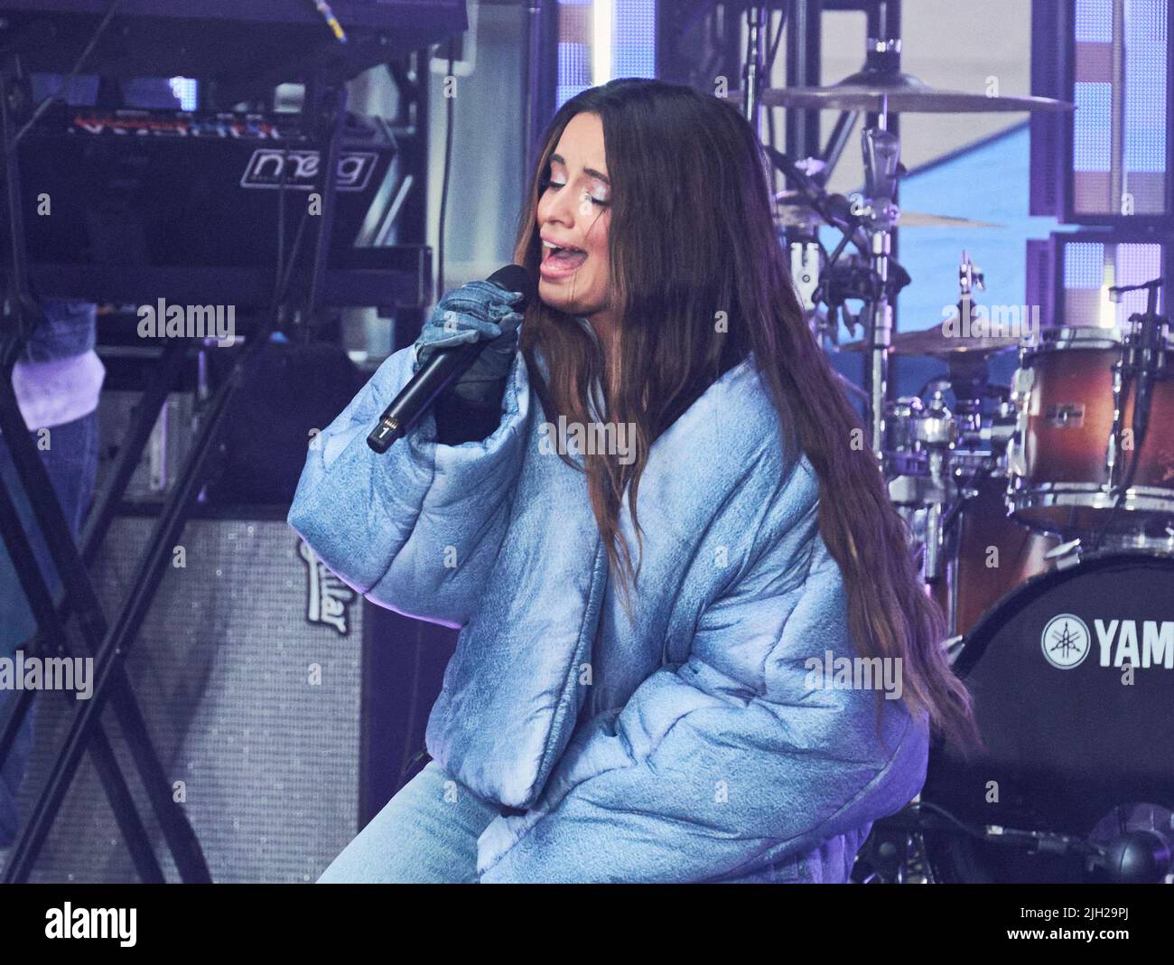 NEW YORK, NY, USA - 12 AVRIL 2022 : Camila Cabello se produit sur la série de concerts « Today » Show de NBC, au Rockefeller Plaza. Banque D'Images