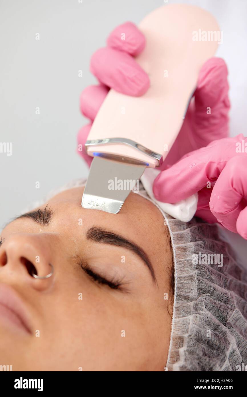 Belle femme recevant la cavitation à ultrasons peeling facial. Les soins de beauté et soins du visage Banque D'Images