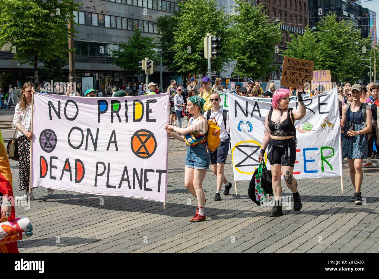 Aucune fierté pour une planète morte. Les participants portant une bannière environnementale au défilé de la fierté d'Helsinki 2022 à Mannerheimintie, Helsinki, Finlande. Banque D'Images