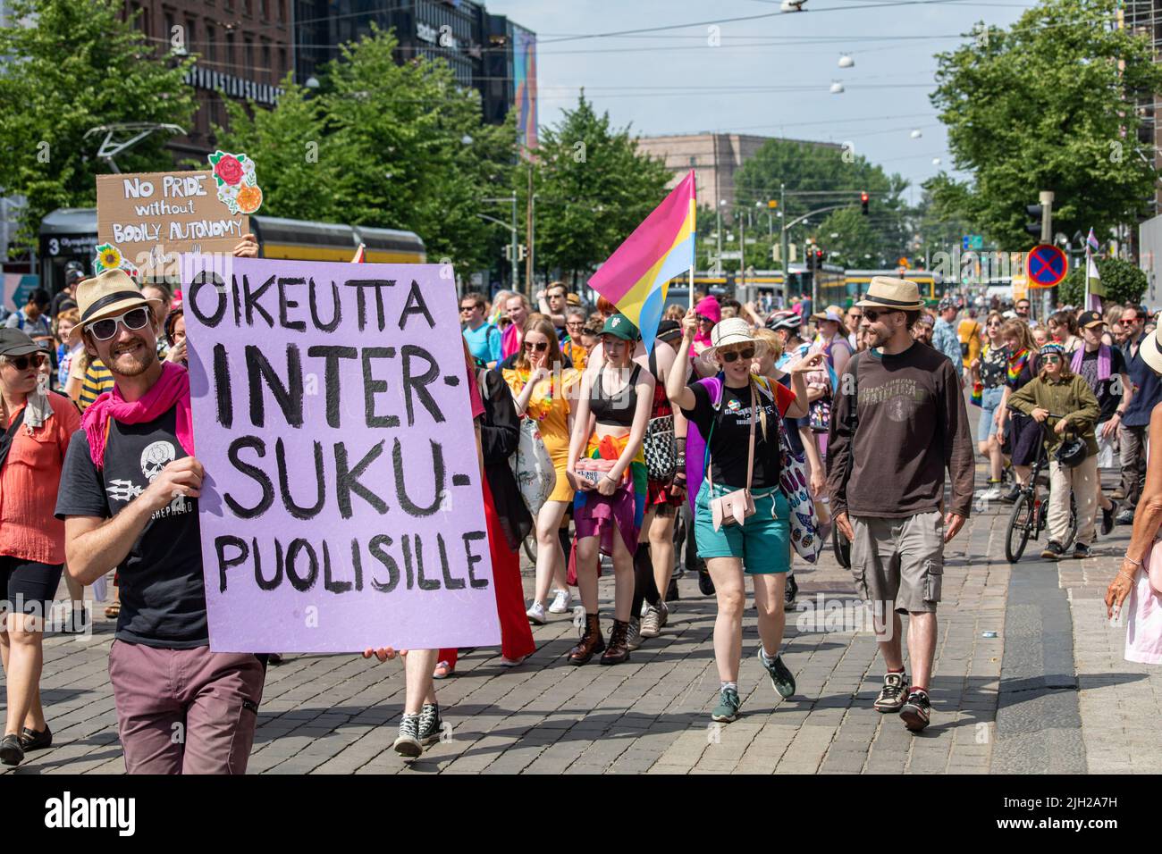 Oikeutta intersukupuolisille. Homme portant un panneau écrit à la main au défilé Helsinki Pride 2022 à Mannerheimintie, Helsinki, Finlande. Banque D'Images