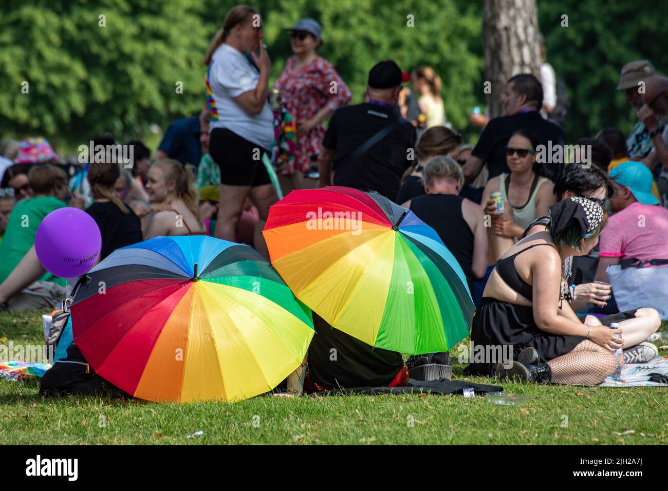Parasols arc-en-ciel comme parasols au pique-nique du parc Helsinki Pride 2022 à Kaivopuisto, Helsinki, Finlande Banque D'Images
