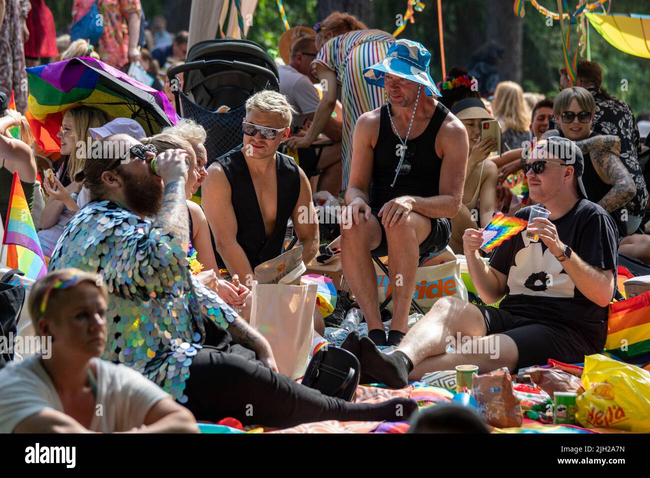 Les personnes qui apprécient les boissons au pique-nique du parc Helsinki Pride 2022 à Kaivopuisto, Helsinki, Finlande Banque D'Images