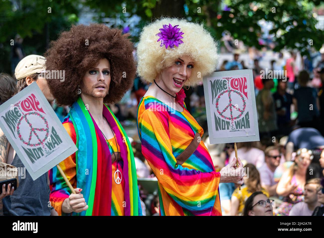 Traîner les reines posant avec des panneaux faire l'amour pas la guerre au pique-nique du parc Helsinki Pride 2022 à Kaivopuisto, Helsinki, Finlande Banque D'Images