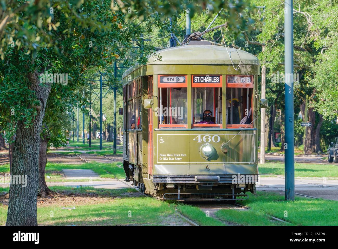 LA NOUVELLE-ORLÉANS, LA, États-Unis - 11 JUILLET 2022 : tramway de la ligne St. Charles qui approche de la zone riverbend de South Carrollton Avenue dans les quartiers nord de la Nouvelle-Orléans Banque D'Images