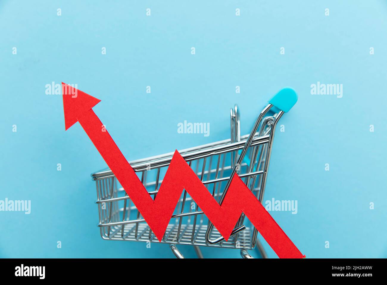 Augmentation du coût des achats. Chariot avec flèche rouge de gonflage Banque D'Images