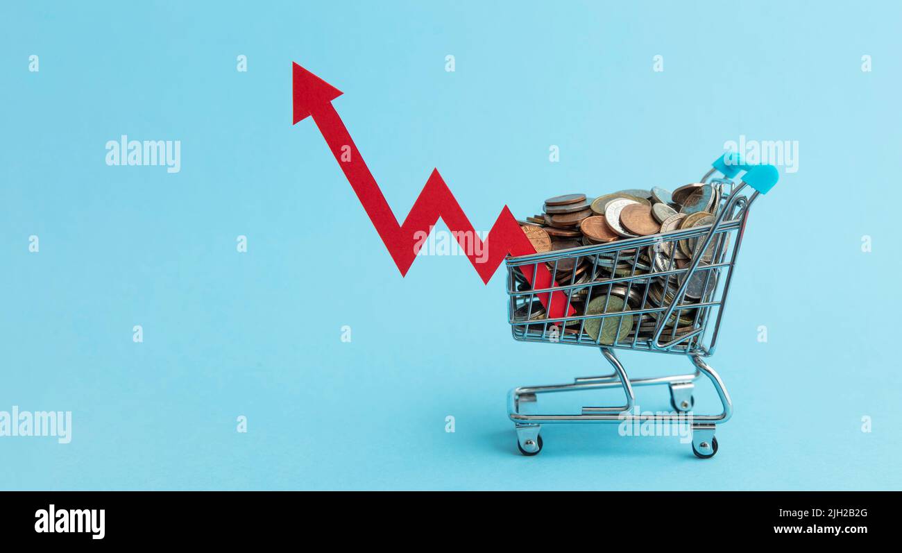 Chariot plein de pièces et une flèche rouge de gonflage Banque D'Images