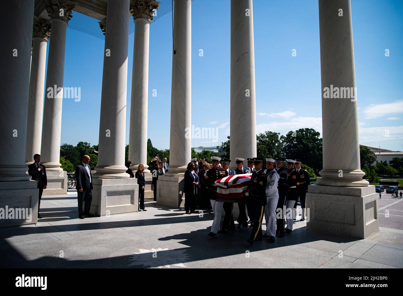 Washington DC, États-Unis. 14th juillet 2022. Washington, États-Unis. 14th juillet 2022. Les restes de Hershel Woodrow 'Woody' Williams sont transportés dans le Capitole des États-Unis avant de mentir en honneur à Washington, DC, États-Unis, jeudi, 14 juillet, 2022. Williams, le dernier récipiendaire survivant de la Médaille d'honneur de la Seconde Guerre mondiale, a combattu à la bataille d'Iwo Jima. (Photo par Al Drago/Pool/Sipa USA) crédit: SIPA USA/Alay Live News crédit: SIPA USA/Alay Live News Banque D'Images