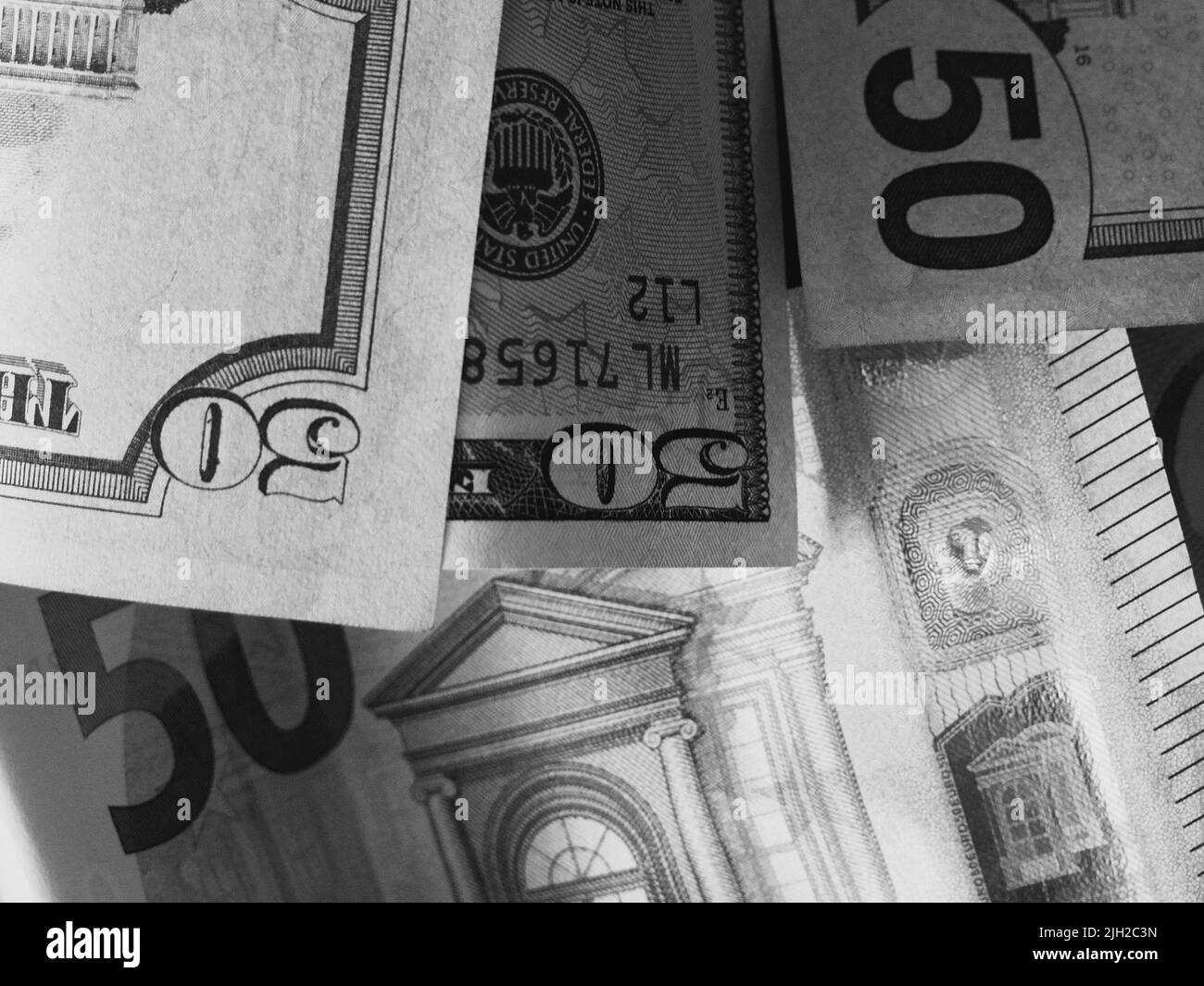 Billets en papier en coupures de 50 dollars et 50 euros, gros plan. Image en noir et blanc. Banque D'Images