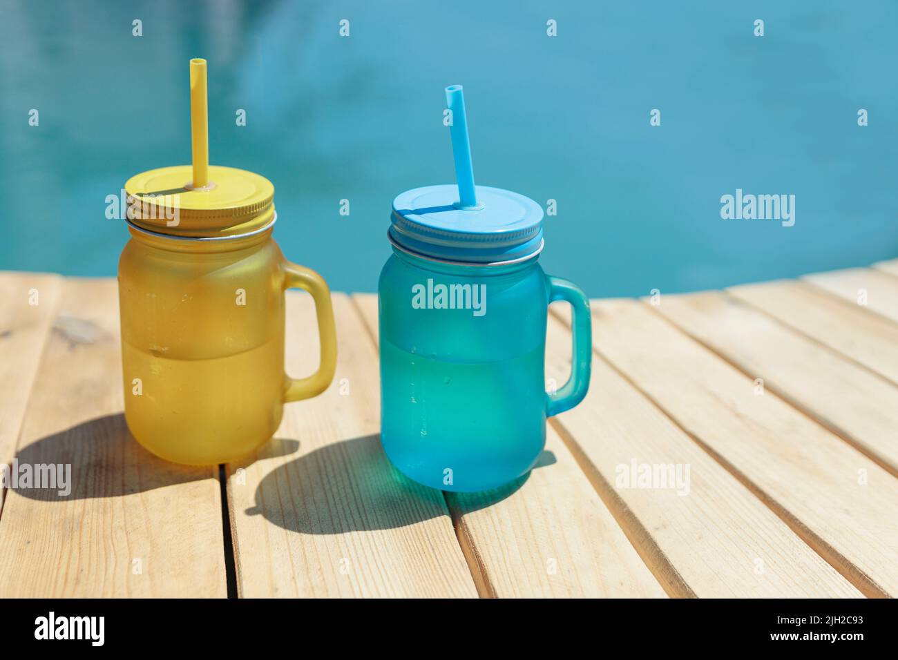 deux cocktails de jaune et de bleu au bord de la piscine. Fête au bord de la piscine à l'extérieur Banque D'Images