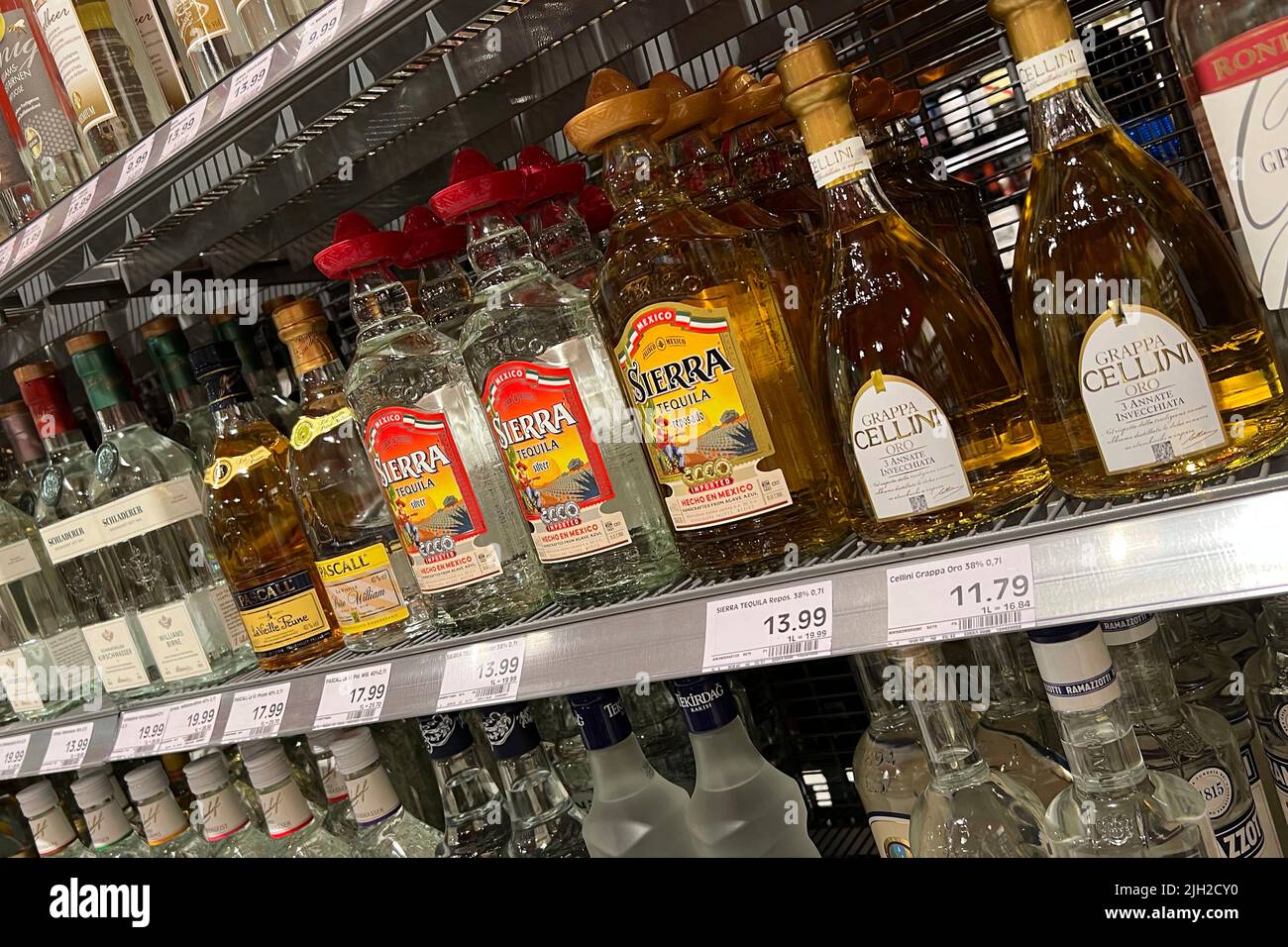 Munich, Allemagne. 14th juillet 2022. PRIX À LA CONSOMMATION: L'inflation  en Allemagne est plus élevée que prévu. Shopping dans un supermarché, alcool,  spiritueux dans un supermarché EDEKA. Achat, inflation, prix à la