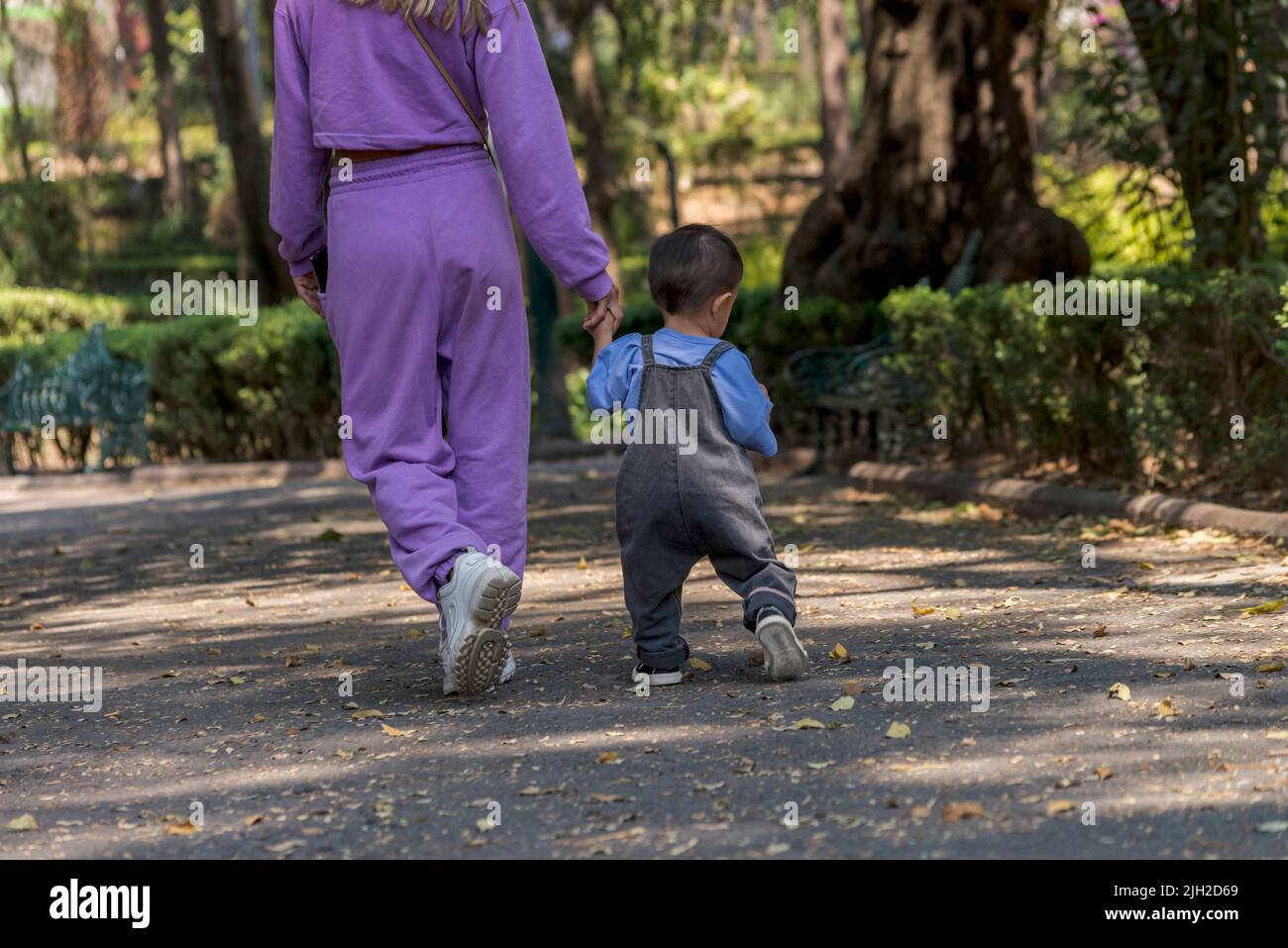 Maman latine avec son bébé garçon ayant une promenade dans le parc à Mexico Banque D'Images