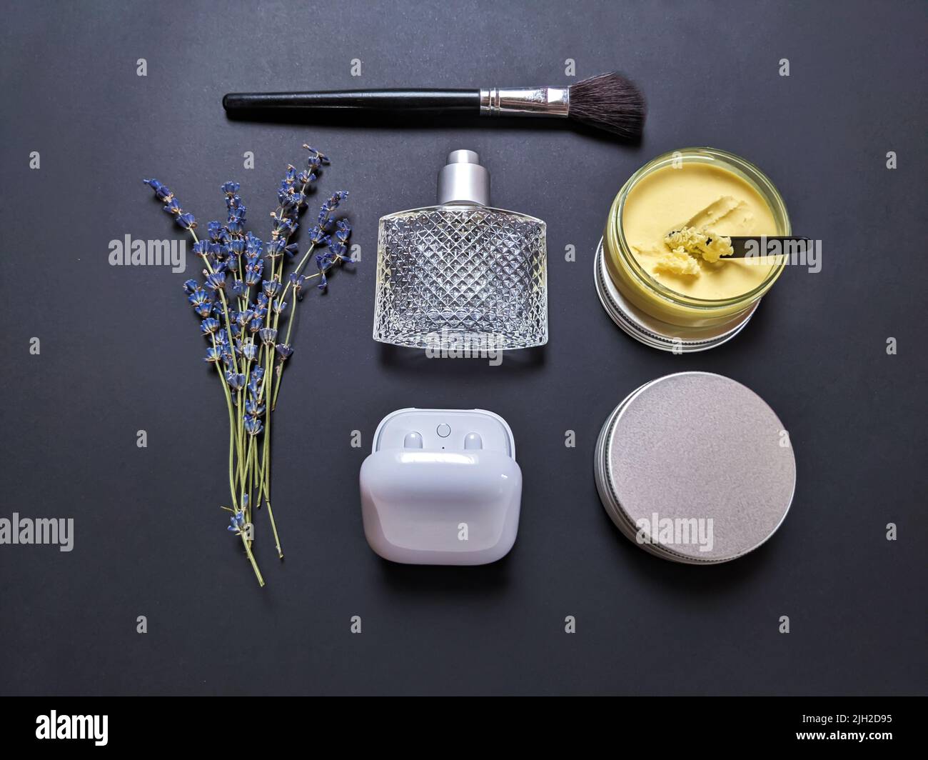 Casque, parfum, crème, pinceau, lavande sur fond sombre Banque D'Images