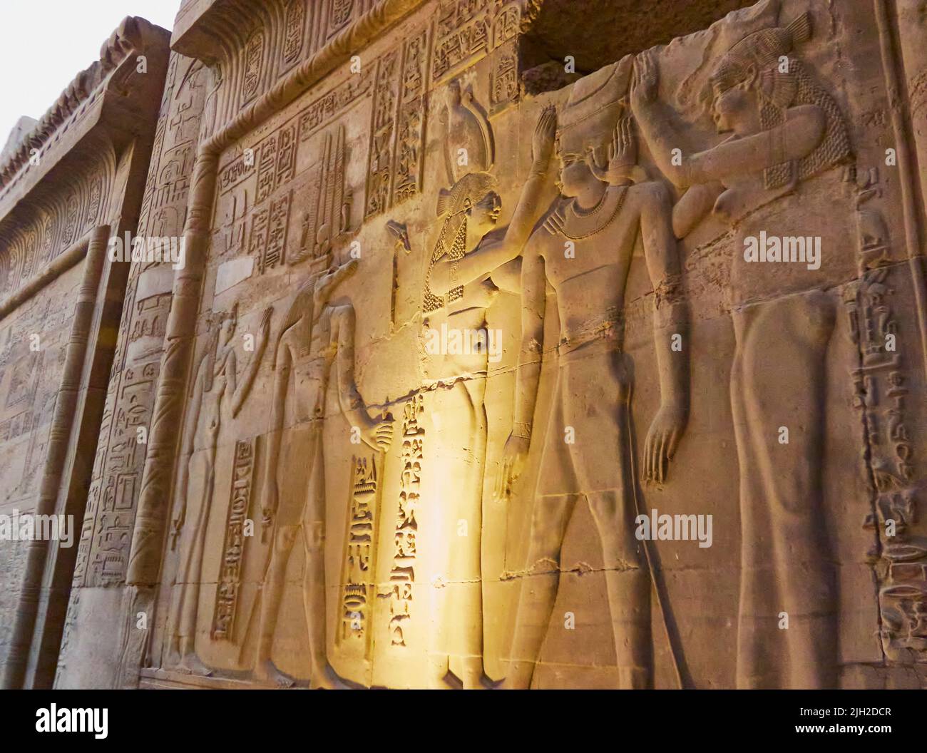 Ruines du temple de Kom Ombo dans le Nil au coucher du soleil, l'Égypte Banque D'Images