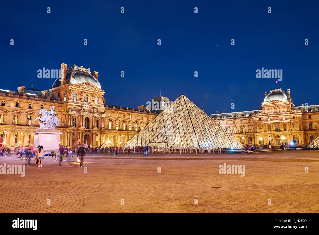 Le Louvre ou le Musée du Louvre est le plus grand musée d'art au monde et un monument historique à Paris, en France. Banque D'Images