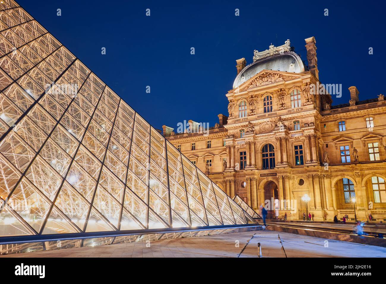 Le Louvre ou le Musée du Louvre est le plus grand musée d'art au monde et un monument historique à Paris, en France. Banque D'Images