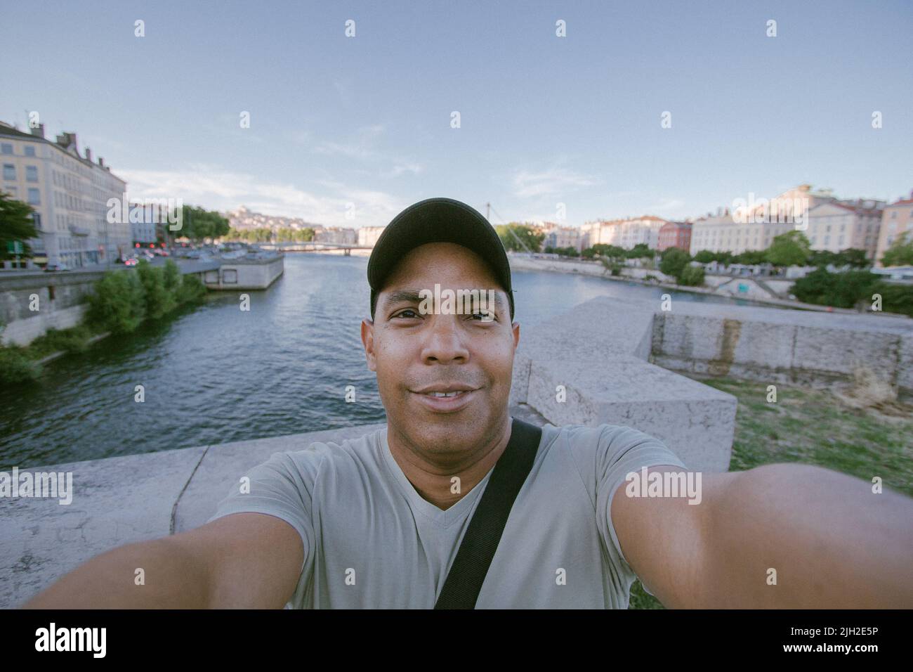 Beau jeune latin prenant selfie dans la ville de lyon, france Banque D'Images