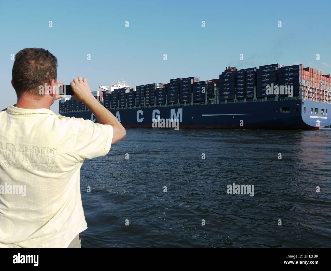 Der Container-Riese CMA CGM Christophe Colomb lief 2010 zum ersten mal den Hamburger Hafen an. Er war seinerzeit das größte Container-Schiff und wurde von vielen Slaulustigen begrüßt. Ein Feuerlöschboot begrüßt das Schiff mit einer Wasserfontäne. Banque D'Images