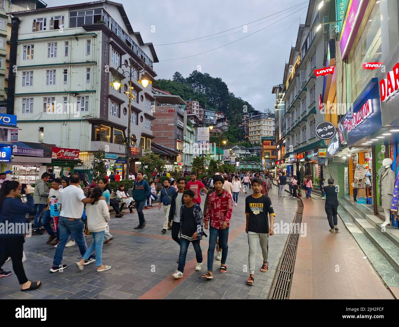 Gangtok, Inde - 21 juin 2022: Personnes marchant dans la rue mg Marg très occupée, la RUE MG Marg le matin. Banque D'Images