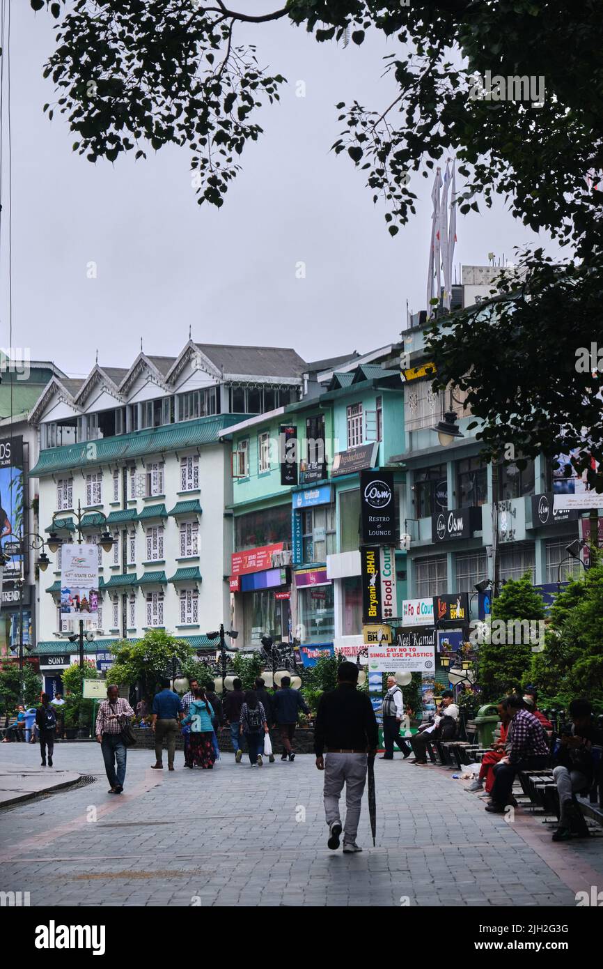 Gangtok, Inde - 21 juin 2022: Personnes marchant dans la rue mg Marg très occupée, la RUE MG Marg le matin. Banque D'Images