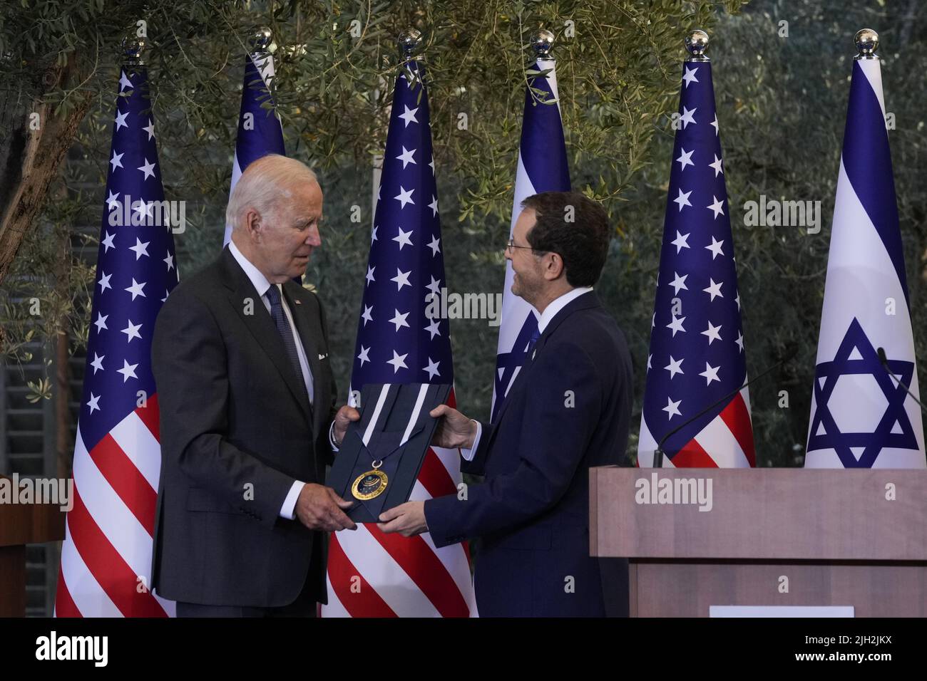 Jérusalem, Israël. 14th juillet 2022. Le président américain Joe Biden reçoit la Médaille d'honneur présidentielle israélienne du président israélien Isaac Herzog à la résidence présidentielle de Jérusalem, Israël, jeudi, 14 juillet 2022. Photo de piscine par Maya Alleruzzo/UPI crédit: UPI/Alamy Live News Banque D'Images Jérusalem, Israël. 14th juillet 2022. Le président américain Joe Biden reçoit la Médaille d'honneur présidentielle israélienne du président israélien Isaac Herzog à la résidence présidentielle de Jérusalem, Israël, jeudi, 14 juillet 2022. Photo de piscine par Maya Alleruzzo/UPI crédit: UPI/Alamy Live News Banque D'Images