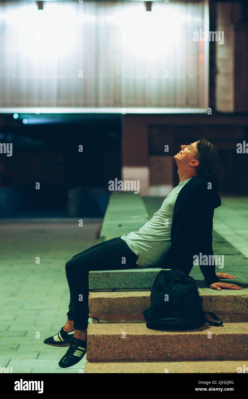 Un homme heureux regardant le ciel le soir Banque D'Images