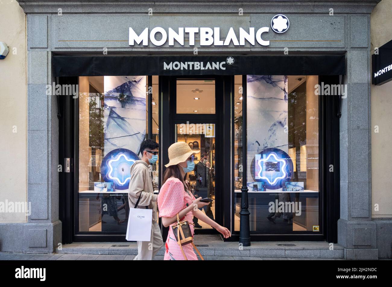 Madrid, Espagne. 14th juillet 2022. Les acheteurs sont vus quitter le fabricant allemand d'instruments d'écriture de luxe, montres, et bijoux magasin Montblanc en Espagne. (Photo de Xavi Lopez/SOPA Images/Sipa USA) crédit: SIPA USA/Alay Live News Banque D'Images
