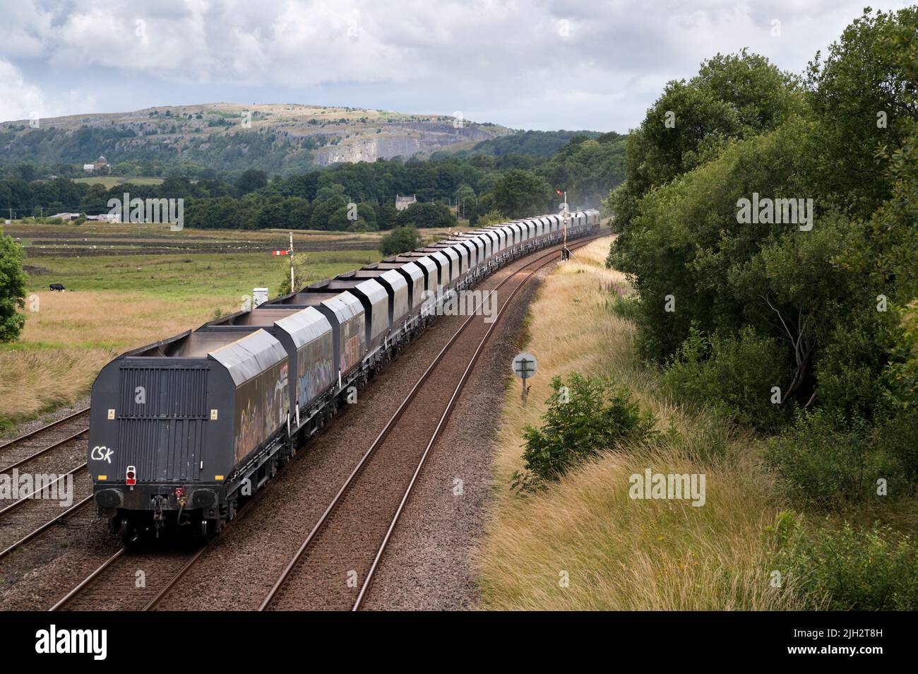 Un train de marchandises en vrac à Settle Junction est relié à Arkow Quarry au pont Helwith près de Horton-in-Ribblesdale, dans le North Yorkshire. Banque D'Images