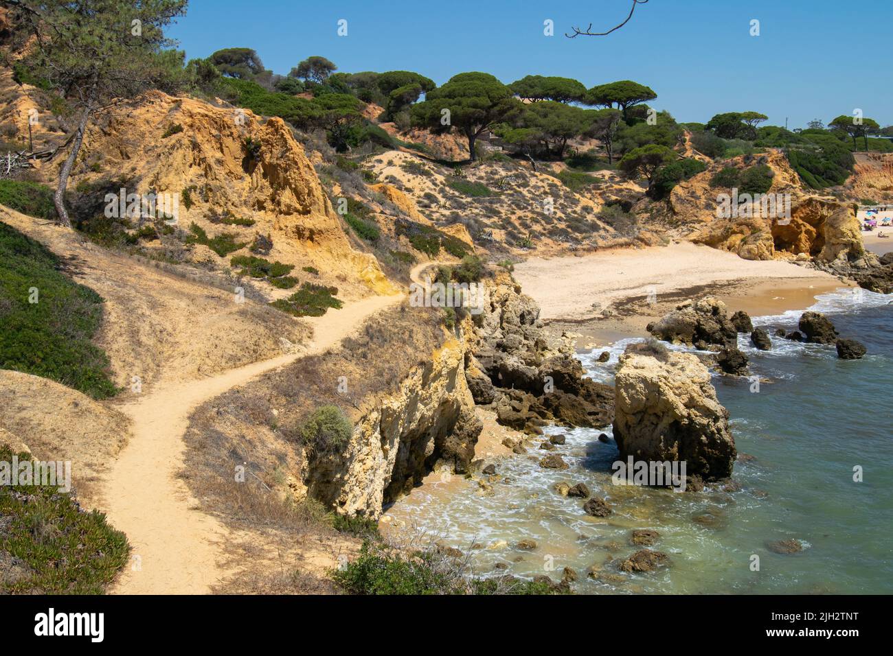 Chemins et promenades sur les falaises, coureurs sauvages sur les falaises côtières. Découvrez de nouvelles vues près de l'océan sur la côte, l'océan, les rochers et les falaises. Sports de treeking. Banque D'Images