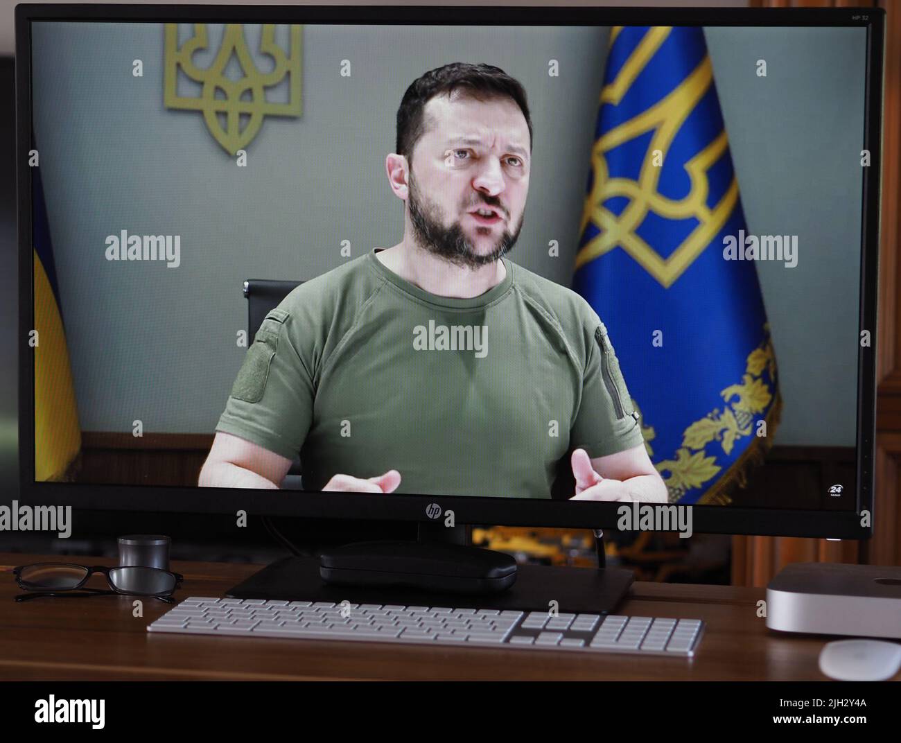 Capture d'écran du discours du Président ukrainien Volodymyr Zelenskyy devant les membres du tribunal international de la Haye. Il a accusé les autorités russes de crimes de guerre et de terrorisme international. Banque D'Images