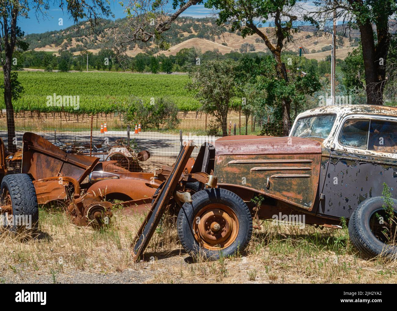 Une vieille voiture rouillée de l'époque révolue avec un arrière-plan de vignoble Banque D'Images