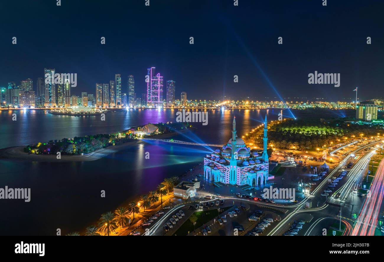 Belle vue aérienne de la mosquée de Sharjah Al Noor pendant le Festival de lumière de Sharjah, Émirats arabes Unis Banque D'Images
