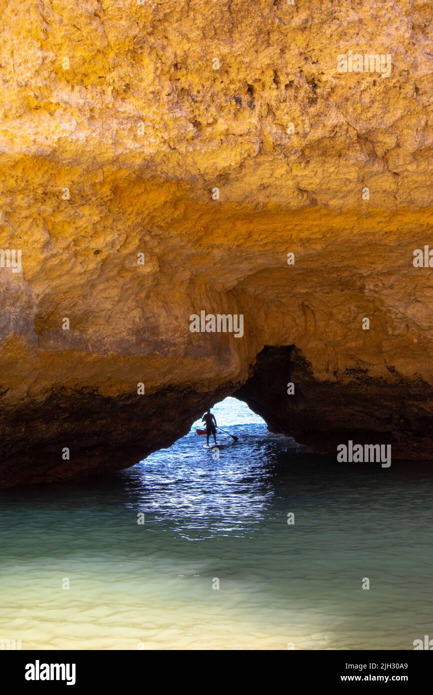 Petite plage secrète en Algarve, ninho das Andorinhaa. Trou de falaise sur la plage cachée. Exploration de la côte de la plage ou opérations de sauvetage avec des planches à aubes. Banque D'Images