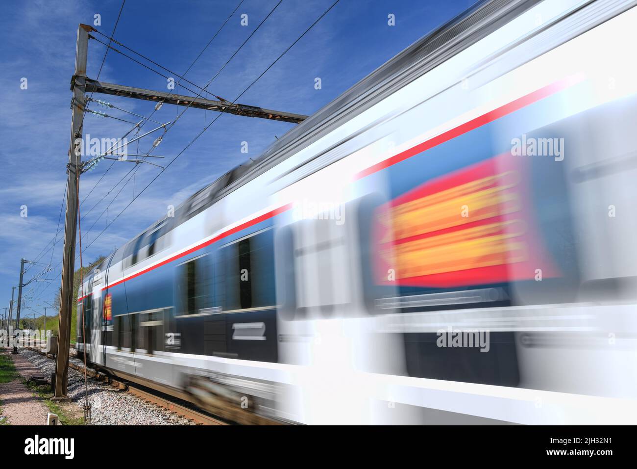 Normandie, France, avril 2022. Passage d'un train OMNEO sur la ligne SNCF Paris-Rouen-le Havre. Région normande Banque D'Images