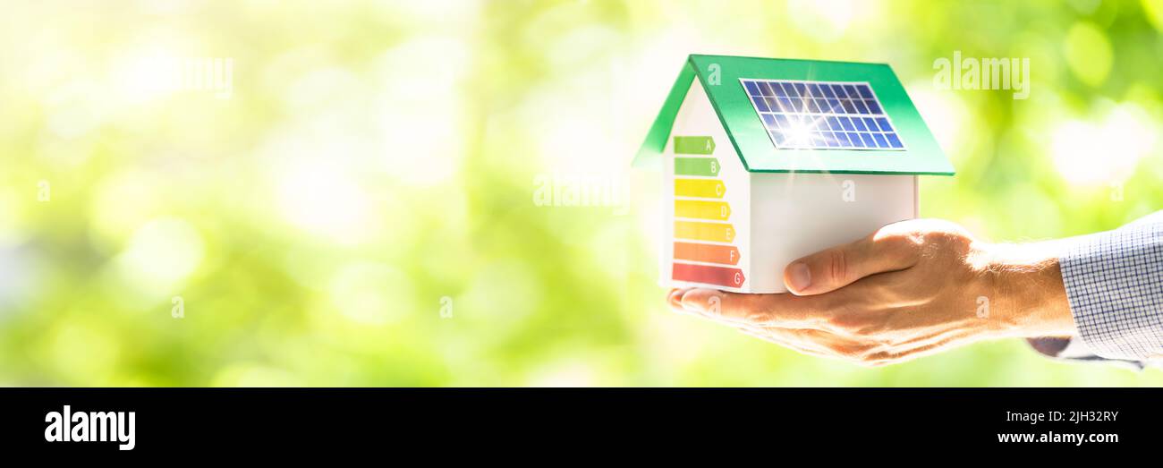 Investissement de toit solaire de maison. Énergie verte technologie photovoltaïque Banque D'Images