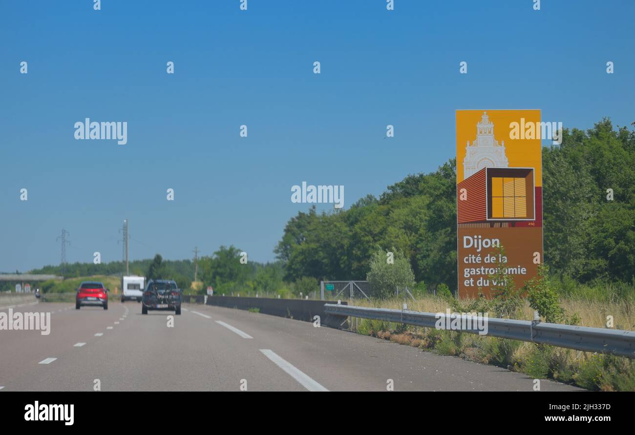 Signalisation des célèbres Cliats de Bourgogne le long de l'autoroute A13, près de Dijon FR Banque D'Images