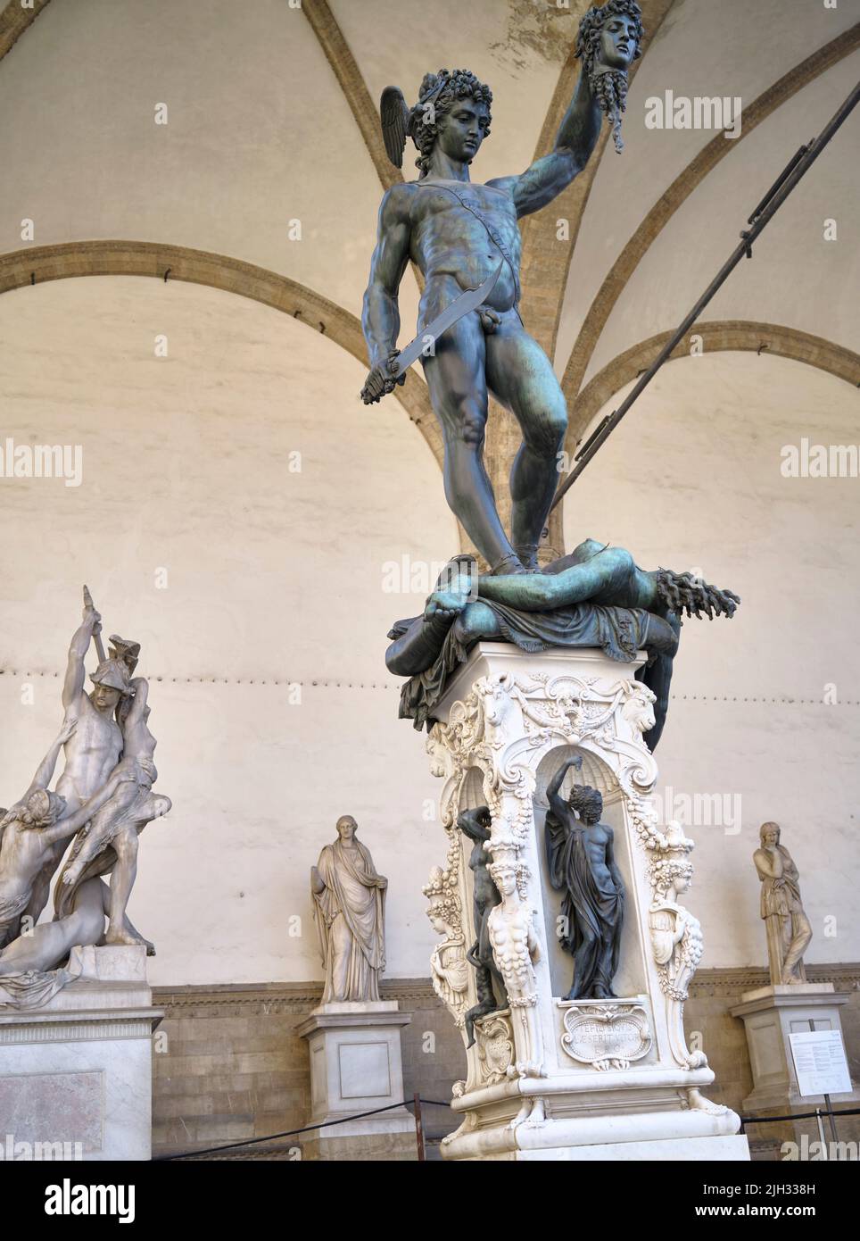 Perseus avec la tête de Medusa par Benvenuto Cellini dans la Loggia dei Lanzi Florence Italie Banque D'Images