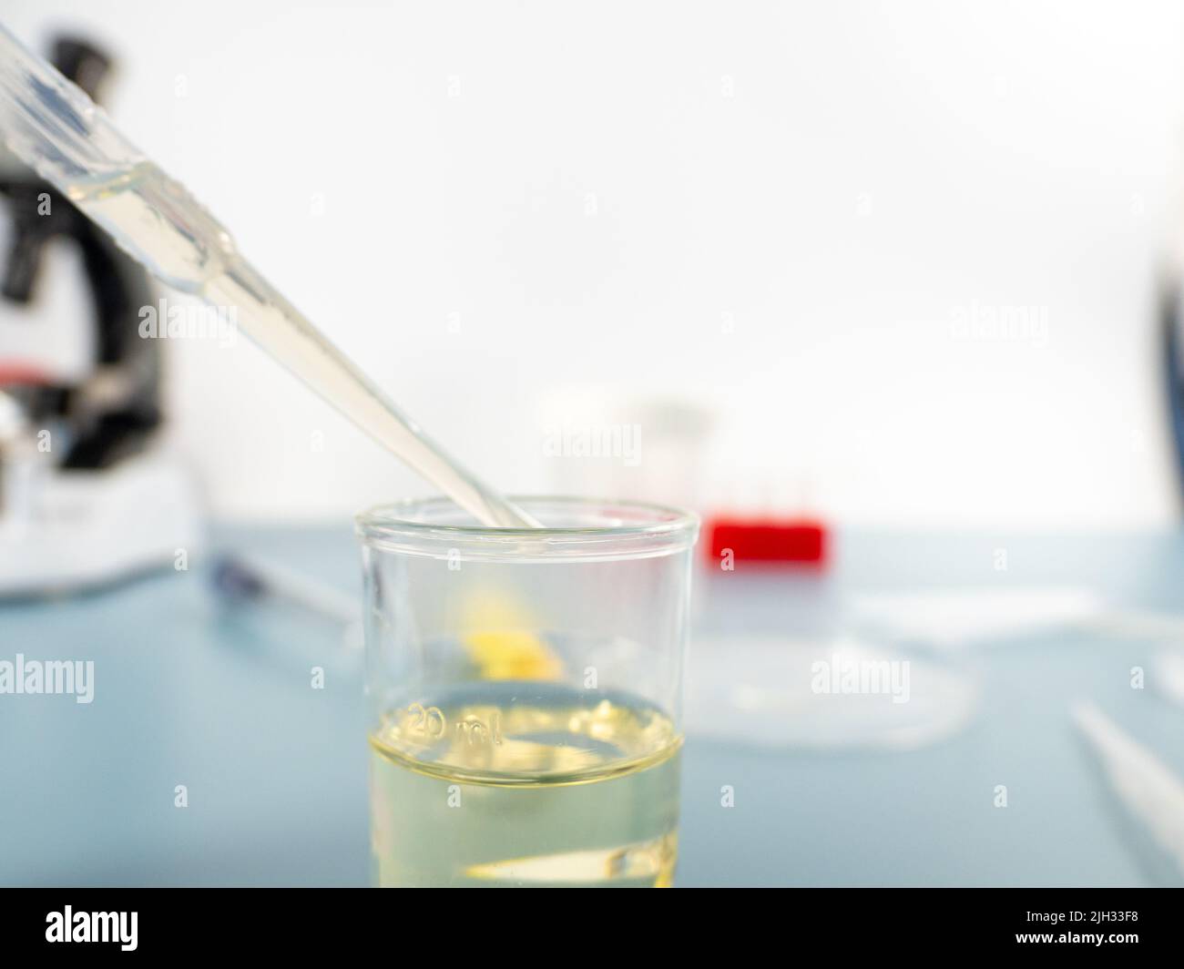 Chimie analytique - échantillon pipeté dans un tube à essai pour analyse en laboratoire. Banque D'Images