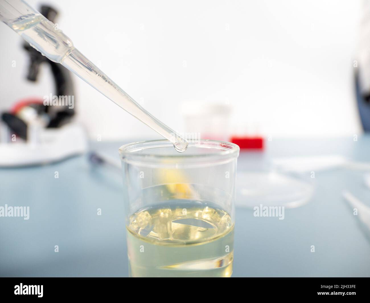 Chimie analytique - échantillon pipeté dans un tube à essai pour analyse en laboratoire. Banque D'Images