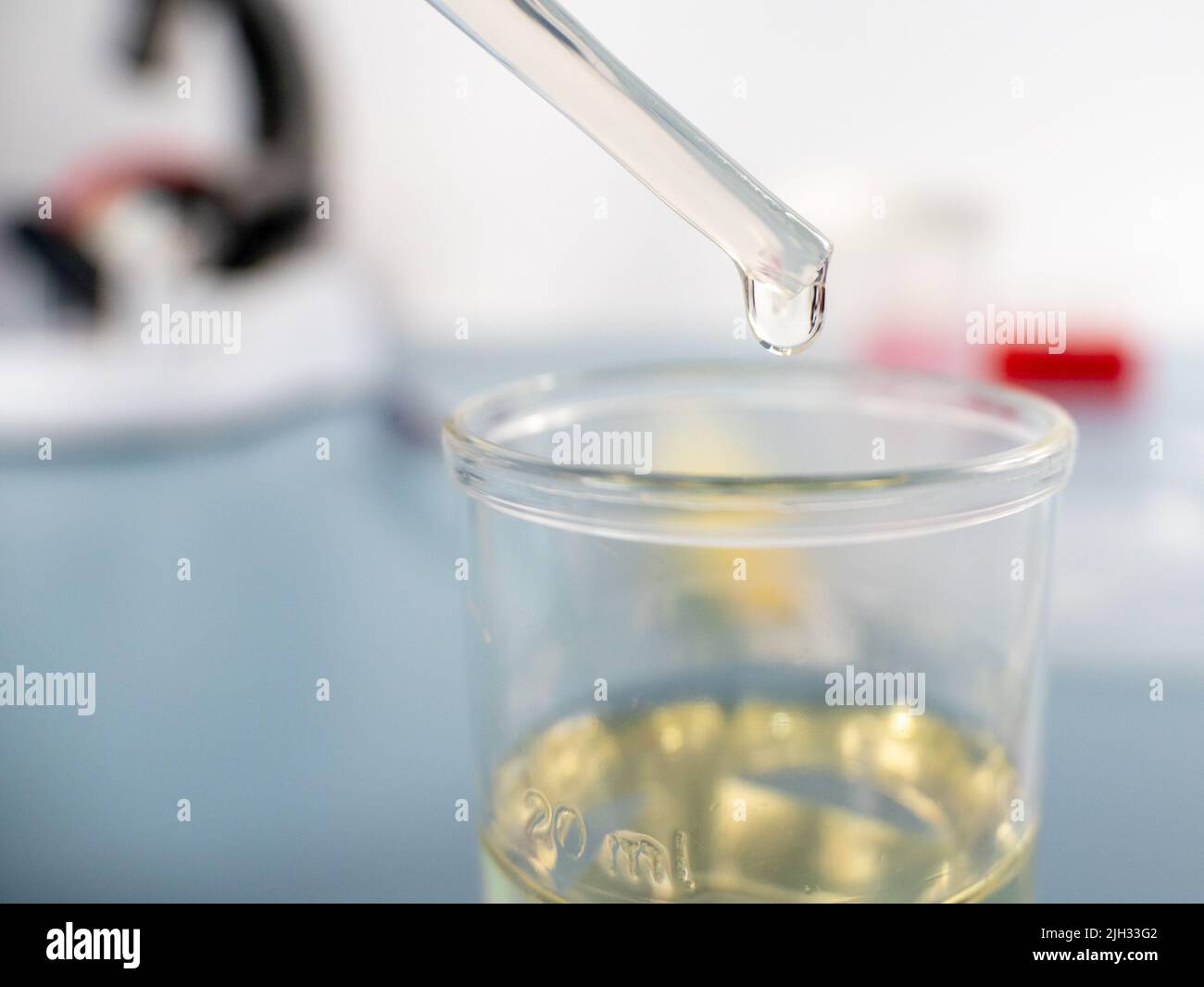 Chimie analytique - échantillon pipeté dans un tube à essai pour analyse en laboratoire. Banque D'Images