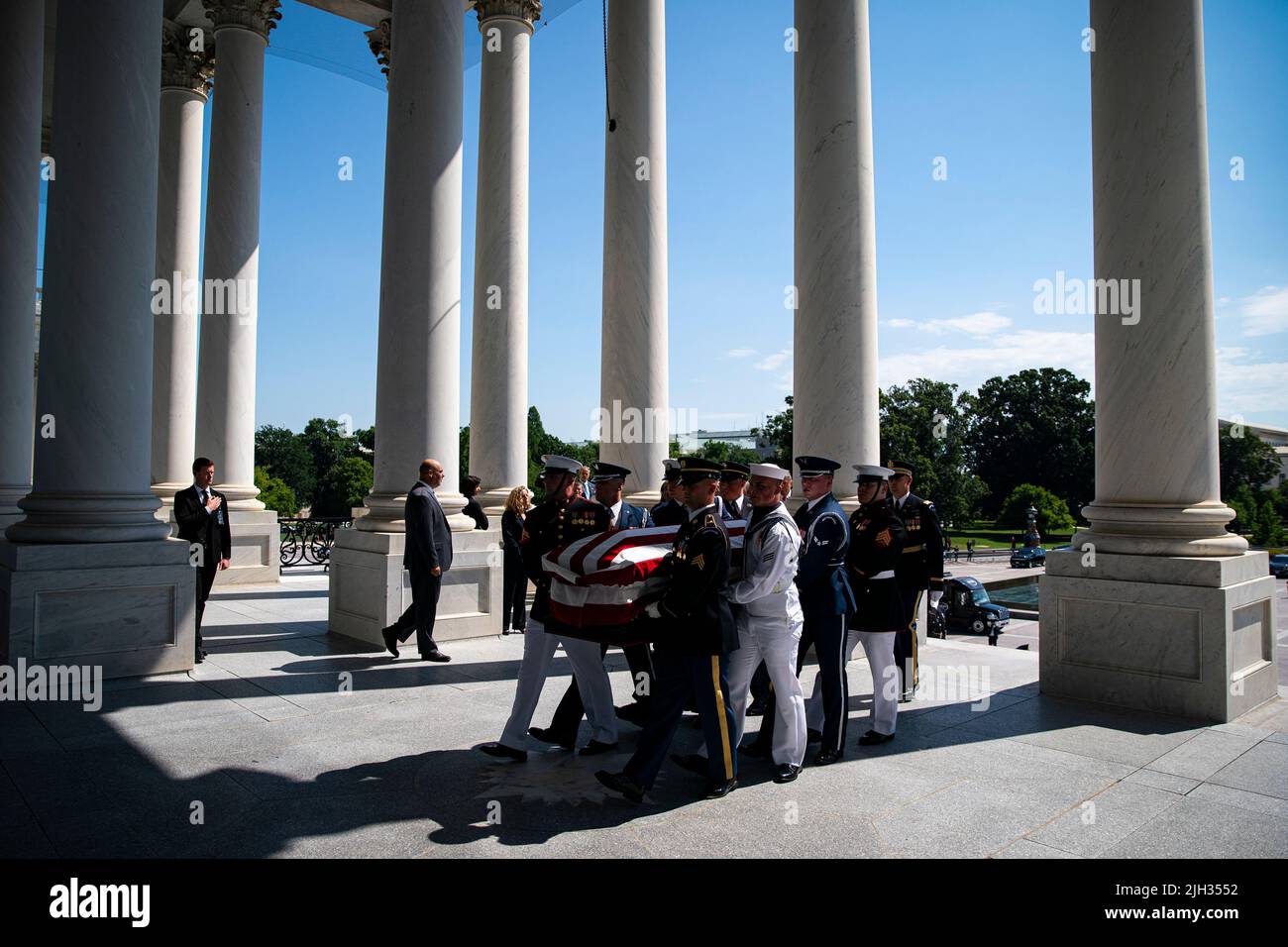 Washington DC, États-Unis. 14th juillet 2022. Washington, DC, États-Unis. 14th juillet 2022. Les restes de Hershel Woodrow 'Woody' Williams sont transportés dans le Capitole des États-Unis avant de mentir en honneur à Washington, DC, États-Unis, jeudi, 14 juillet, 2022. Williams, le dernier récipiendaire survivant de la Médaille d'honneur de la Seconde Guerre mondiale, a combattu à la bataille d'Iwo Jima. Credit: Al Drago/Pool via CNP/dpa/Alamy Live News Credit: dpa Picture Alliance/Alamy Live News Banque D'Images