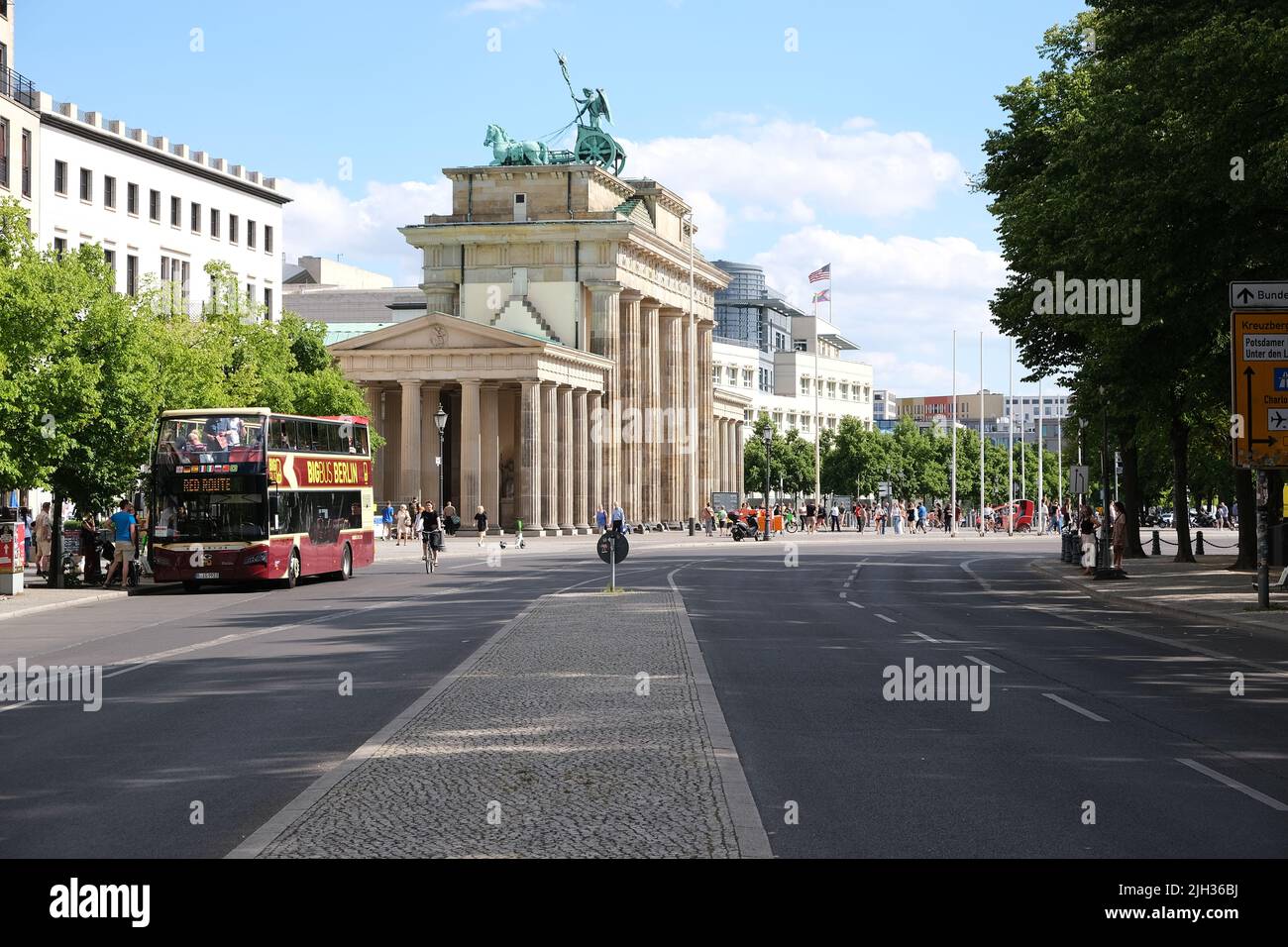 Berlin, Allemagne, 4 juillet 2022, vue latérale de la porte de Brandebourg avec l'ambassade américaine en arrière-plan. Banque D'Images