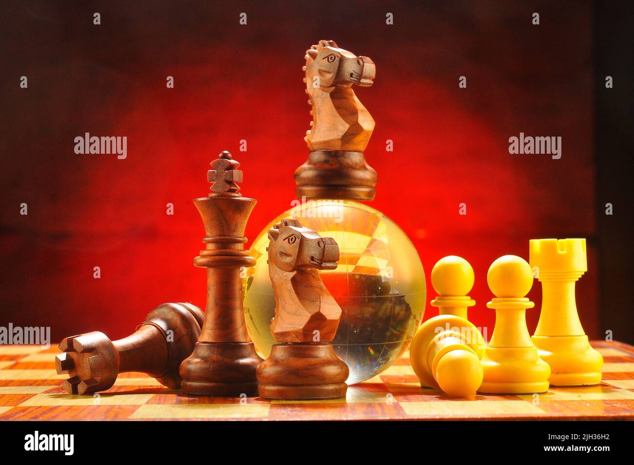 Morceaux de jeu d'échecs en bois sur l'échiquier Banque D'Images