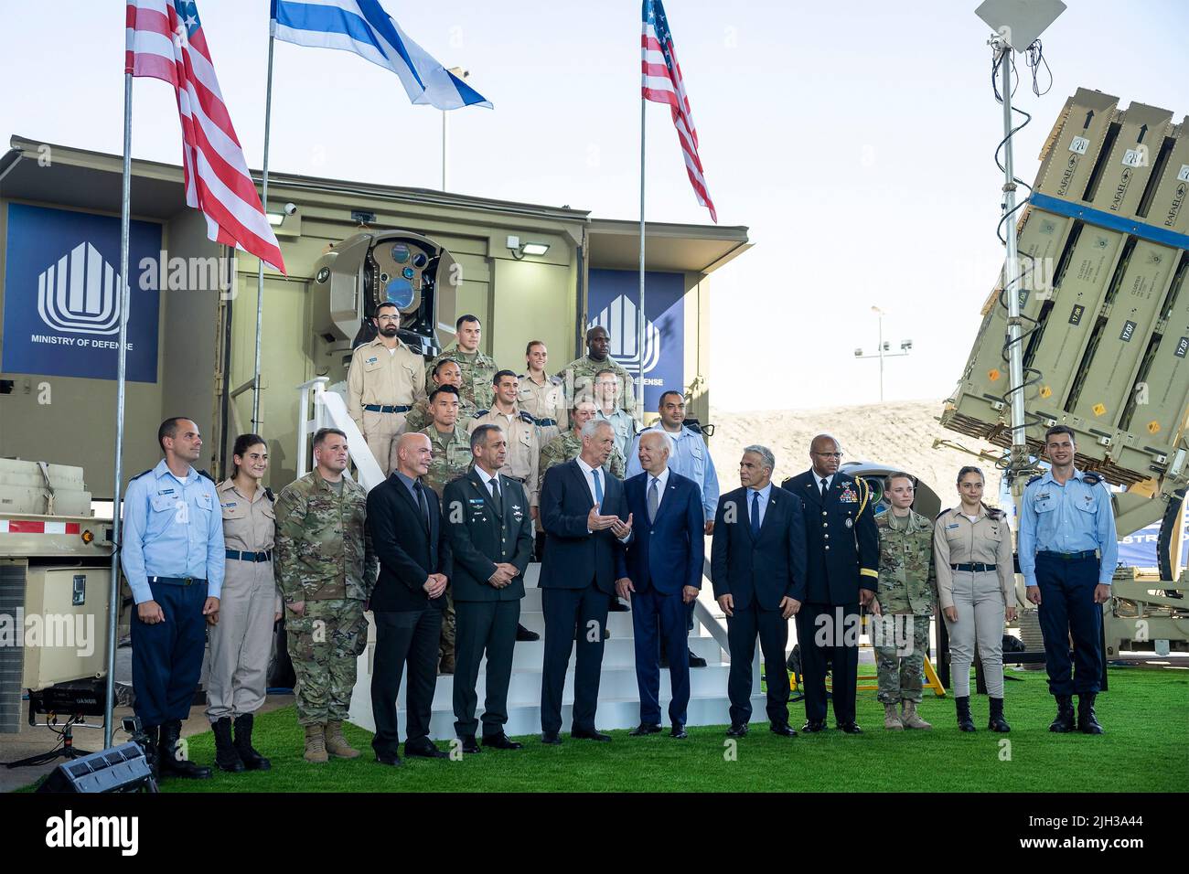 Tel Aviv, Israël. 14th juillet 2022. Le président américain Joe Biden, s'entretient avec le ministre de la Défense israélien Benny Gantz, à gauche, et le Premier ministre israélien Yair Lapid, à droite, lors d'une visite pour voir les systèmes de défense aérienne israéliens à l'aéroport Ben Gurion, à 13 juillet 2022, à tel-Aviv, en Israël. Crédit : Adam Schultz/White House photo/Alay Live News Banque D'Images