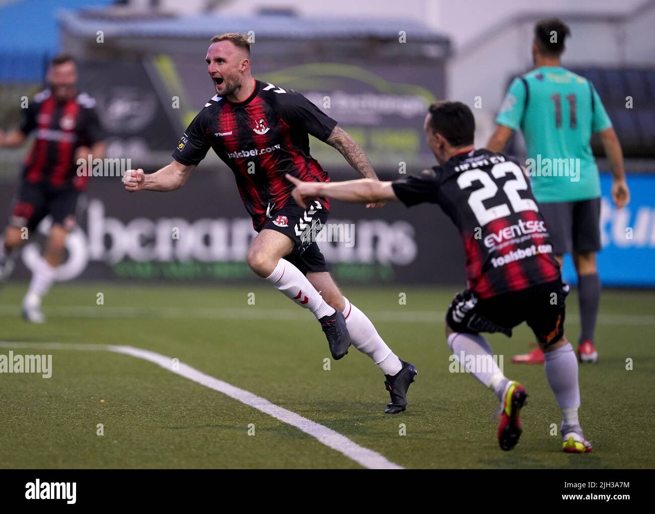 Jude Winchester de Crusaders célèbre son deuxième but lors du premier match de qualification de l'UEFA Europa Conference League à Seaview, Belfast. Date de la photo: Jeudi 14 juillet 2022. Banque D'Images