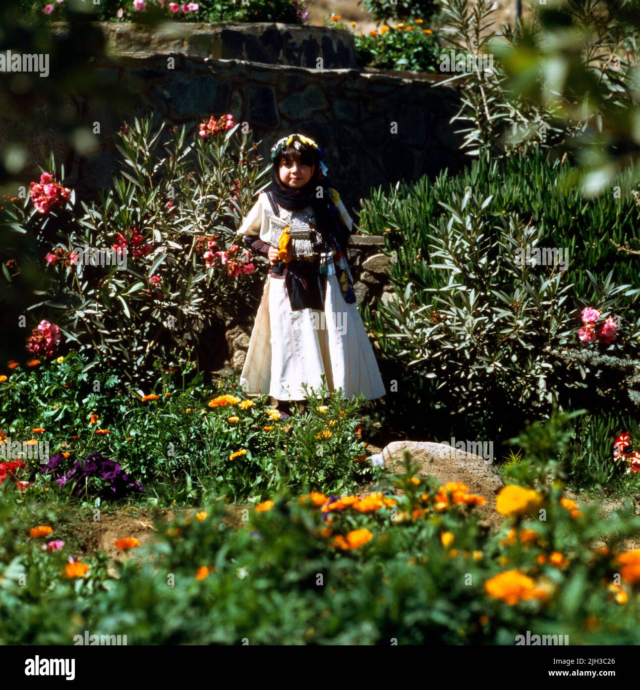 Baha Arabie Saoudite fille dans le jardin portant des vêtements traditionnels Banque D'Images