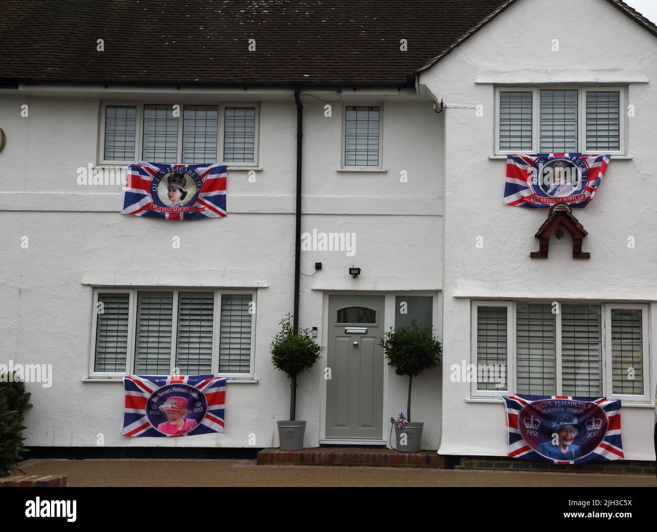 Union Jack Flags à la maison célébrant la reine Elizabeth II Platinum Jubilee Surrey Angleterre Banque D'Images