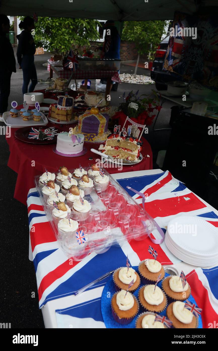 Gâteaux faits maison à Street Party célébrant la Reine Elizabeth II Platinum Jubilee Surrey Angleterre Banque D'Images