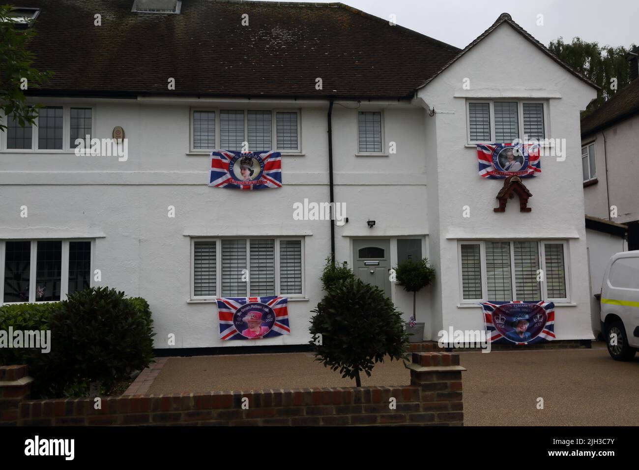 Union Jack Flags à la maison célébrant la reine Elizabeth II Platinum Jubilee Surrey Angleterre Banque D'Images